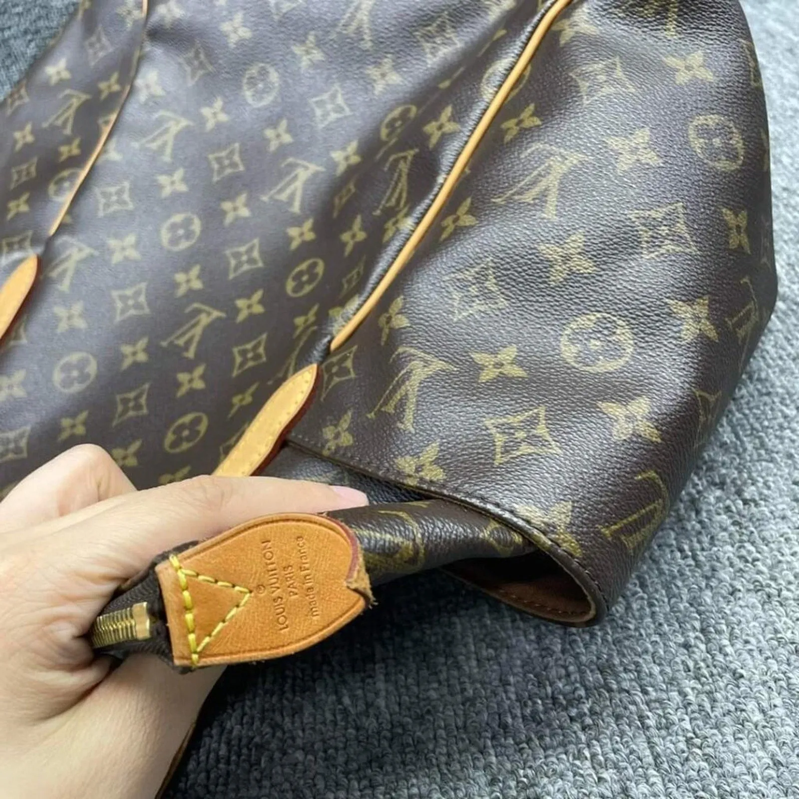 100% Authentic Louis Vuitton Totally MM Brown Monogram Shoulder Bag