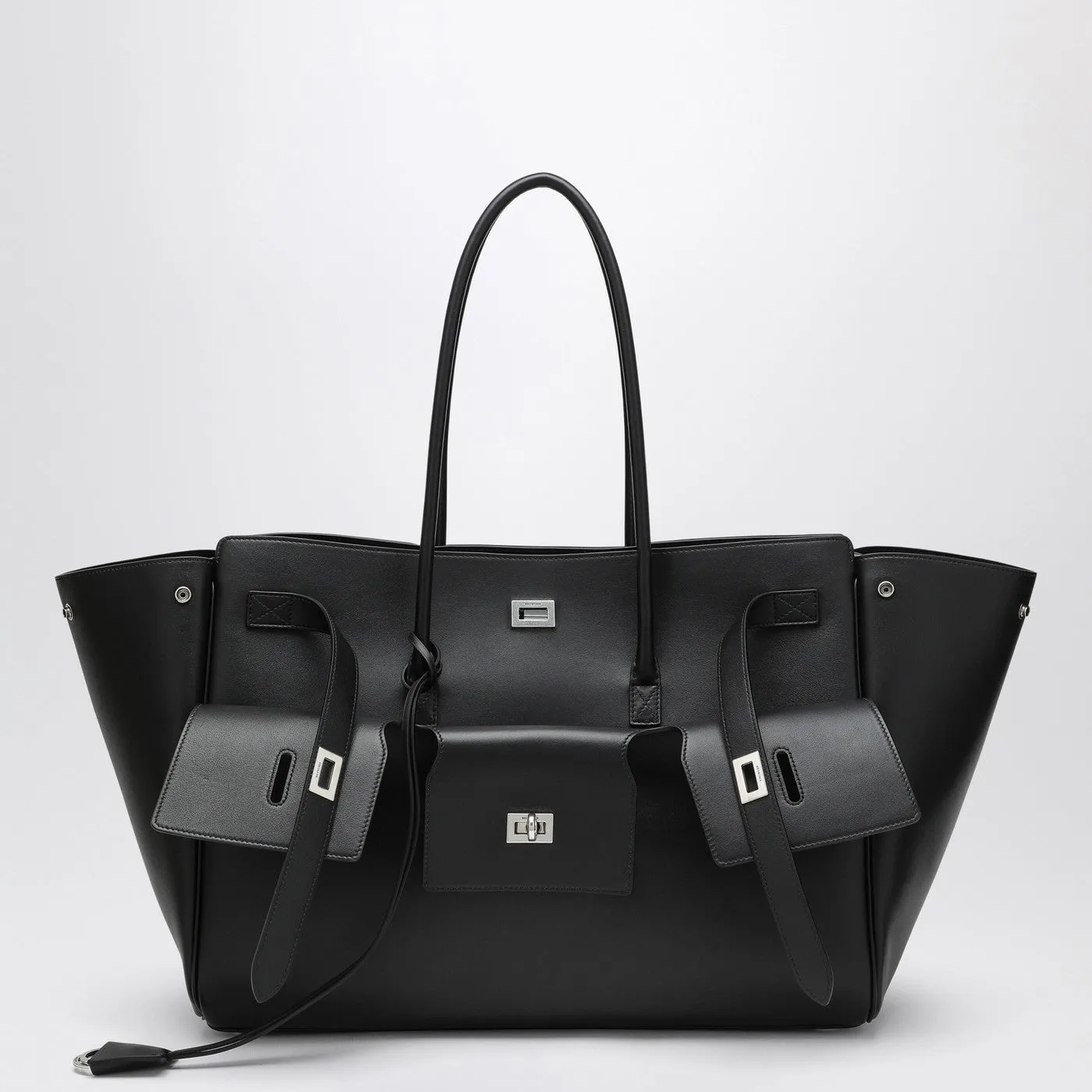 Balenciaga bär all stor väska i svart läder i svart läder