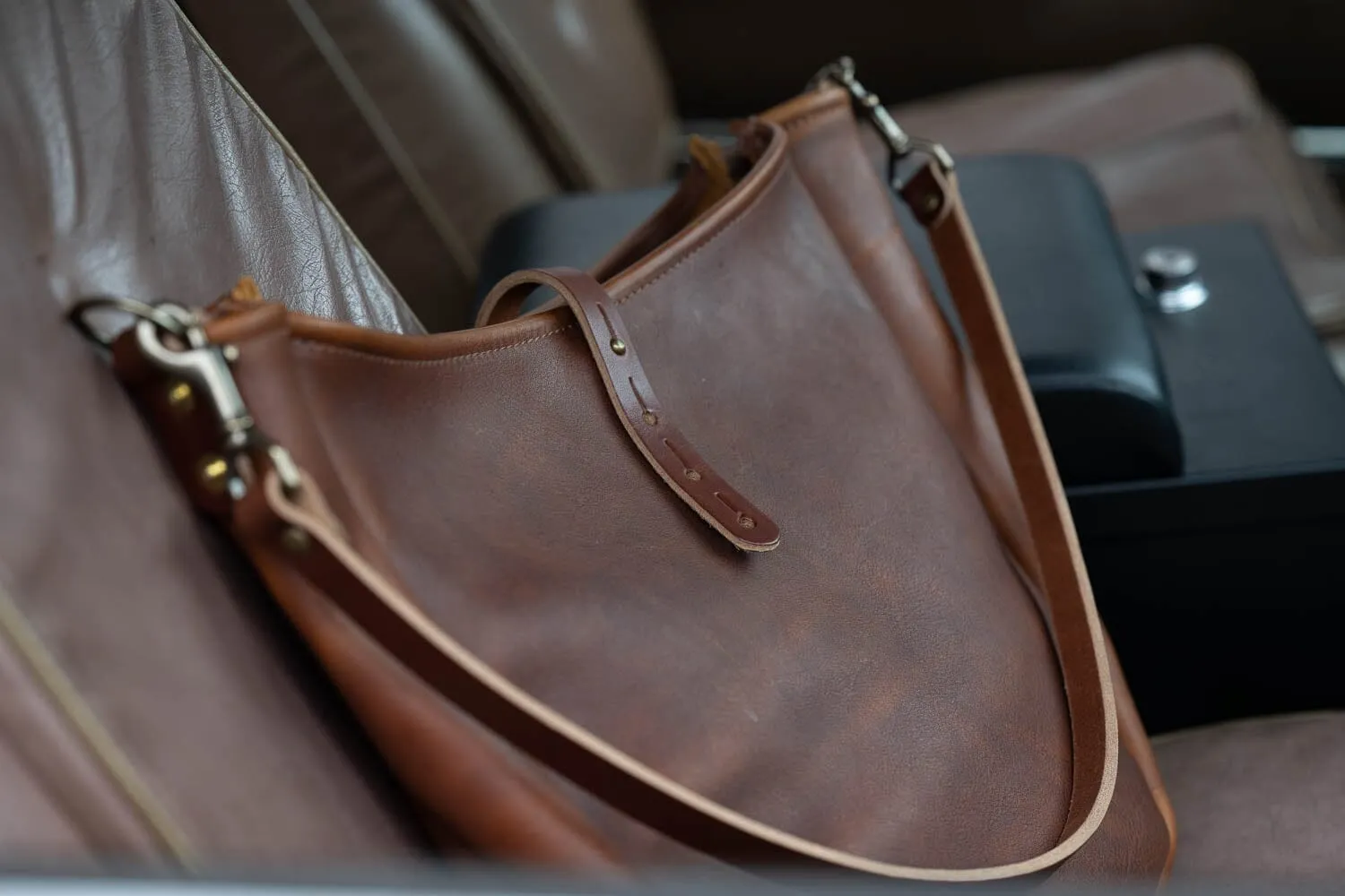 CELESTE LEATHER HOBO BAG - MEDIUM - SADDLE