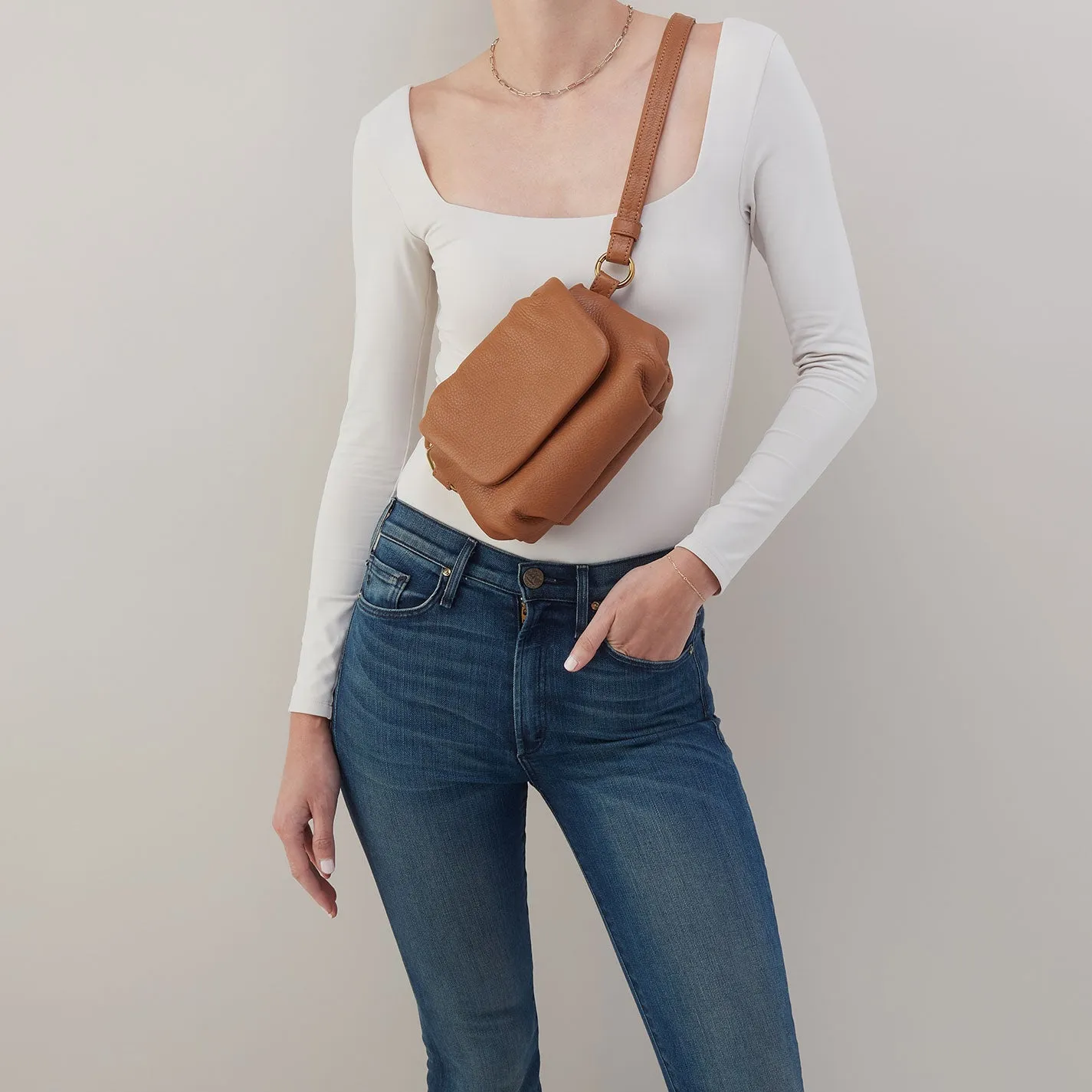 Harley Crossbody Sling In Pebbled Leather - Warm Honey