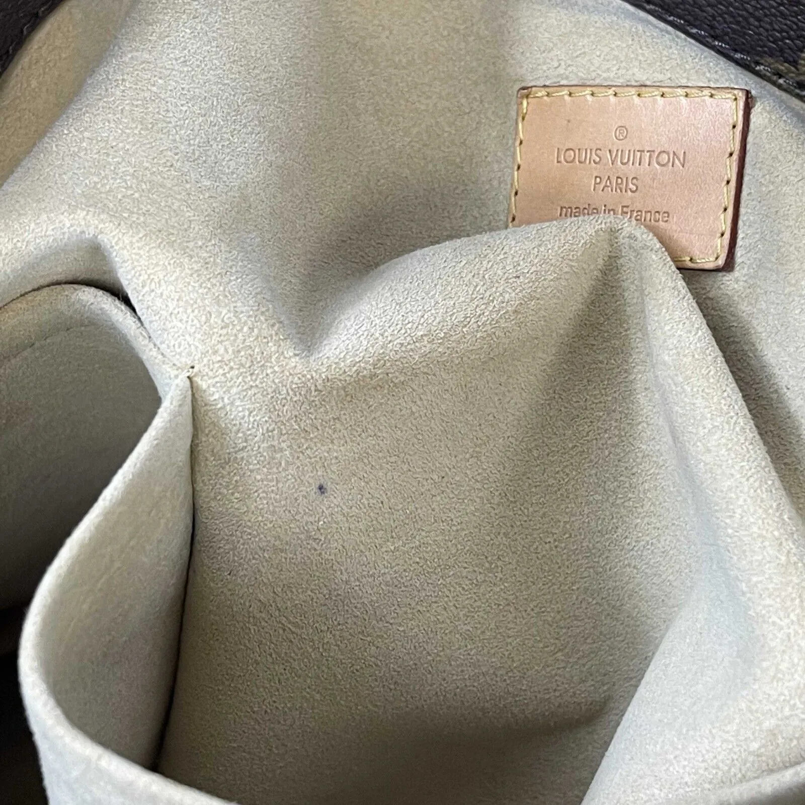 Louis Vuitton - LV - Artsy GM in Monogram Canvas - Brown - Shoulder Bag