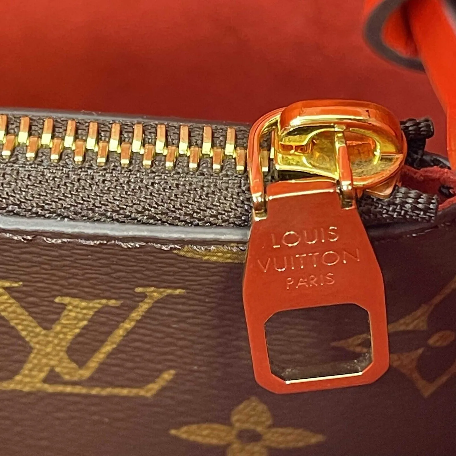 Louis Vuitton - Neo Noe MM - Brown and Red Coated Canvas Monogram Shoulder Bag