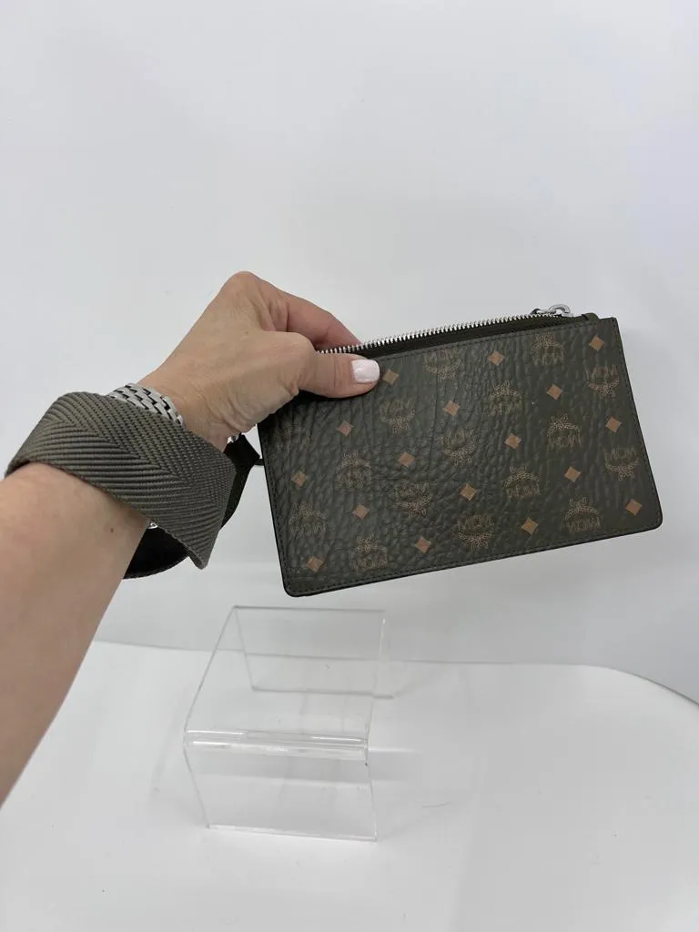 MCM GREEN SEA TURTLE VISETOS ZIP WRISTLET CLUTCH