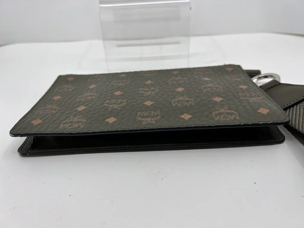 MCM GREEN SEA TURTLE VISETOS ZIP WRISTLET CLUTCH