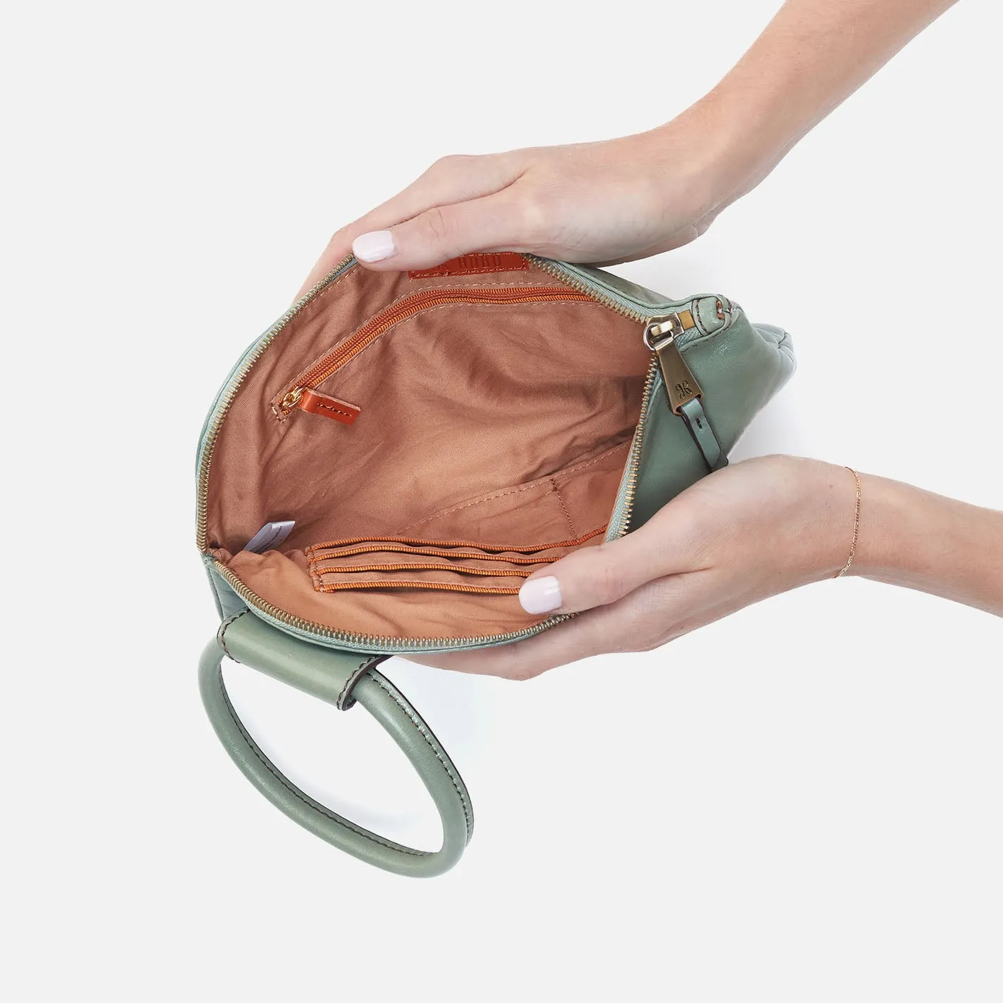 Sable Wristlet In Polished Leather - Jade