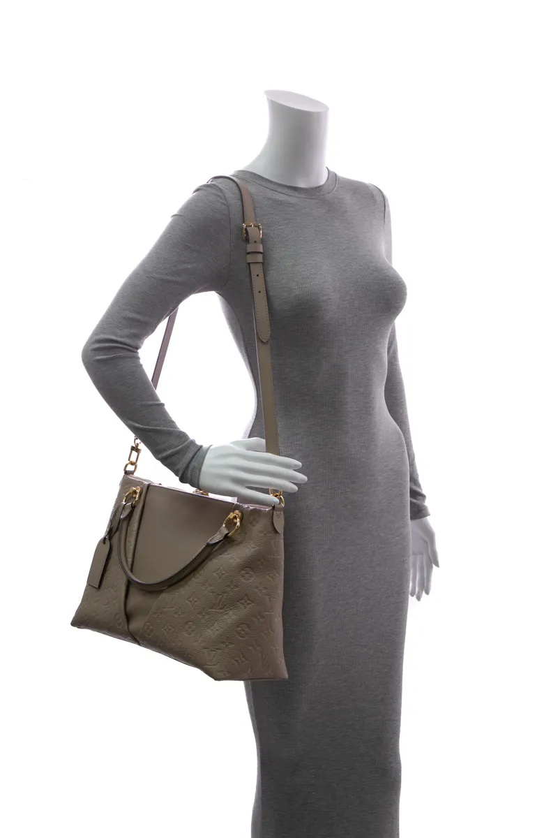 V MM Tote Bag