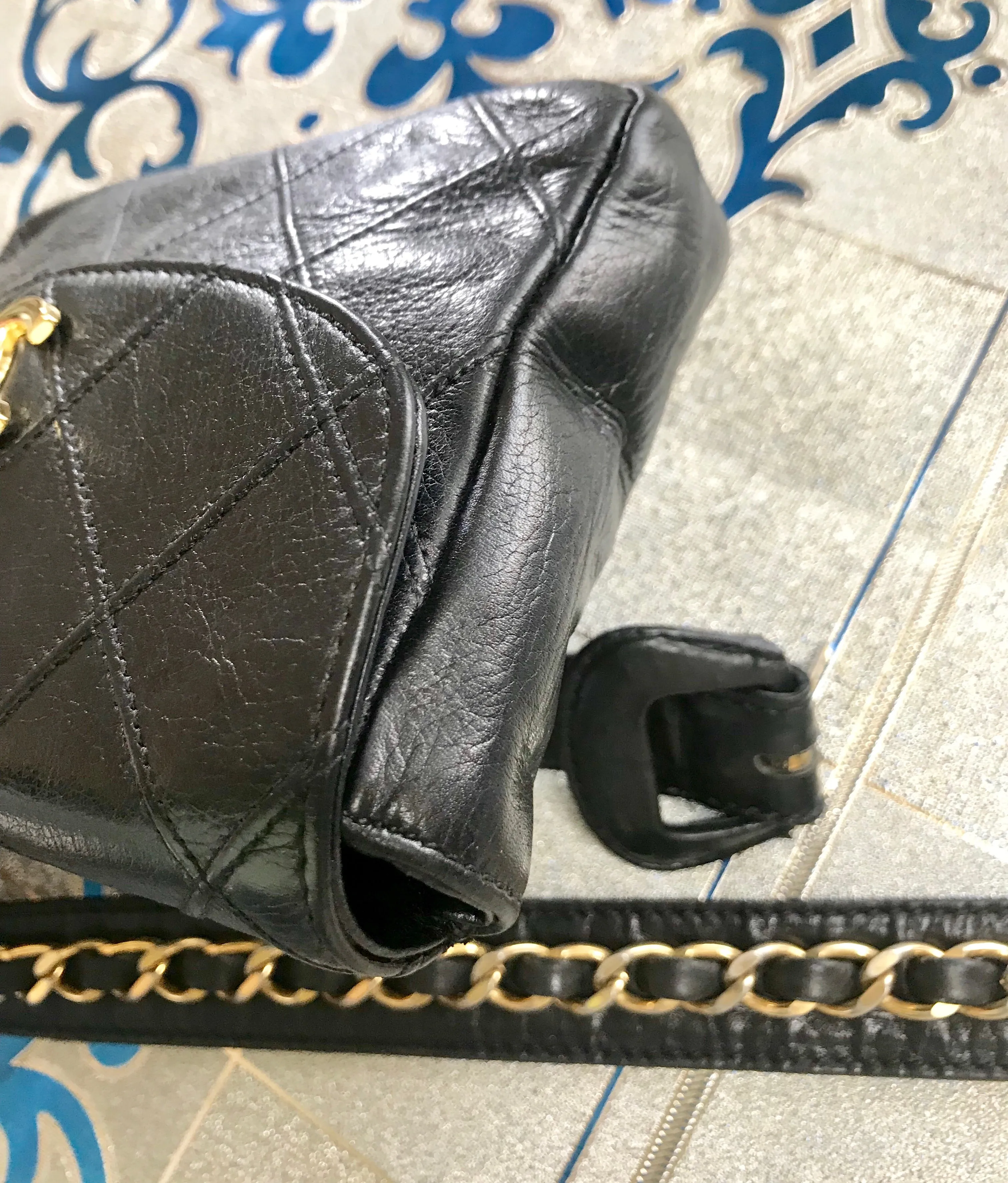Vintage CHANEL black leather waist purse, fanny pack with golden chain belt and CC closure hock. 60-67cm, 23.5"-26.3" Goatskin.