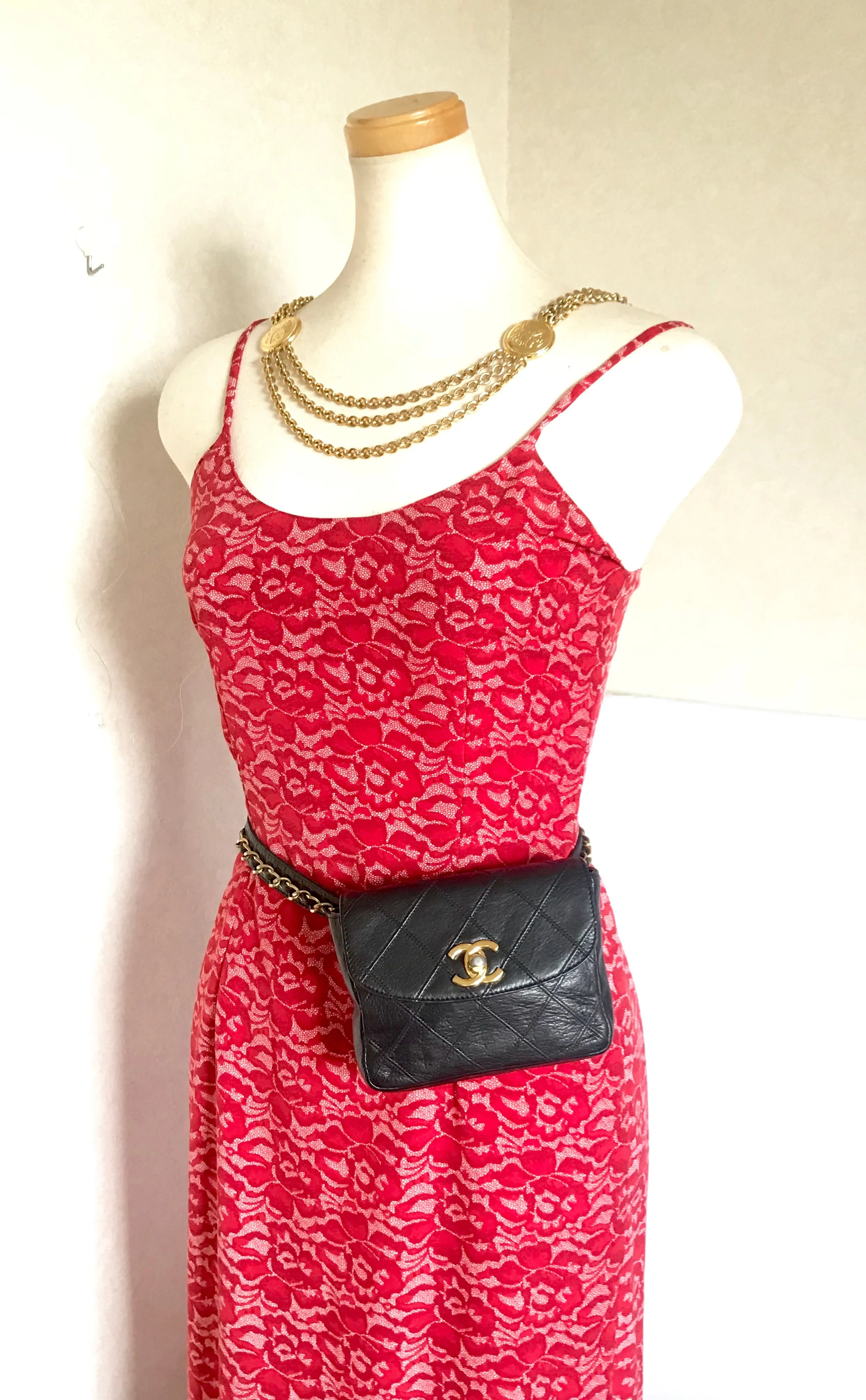 Vintage CHANEL black leather waist purse, fanny pack with golden chain belt and CC closure hock. 60-67cm, 23.5"-26.3" Goatskin.