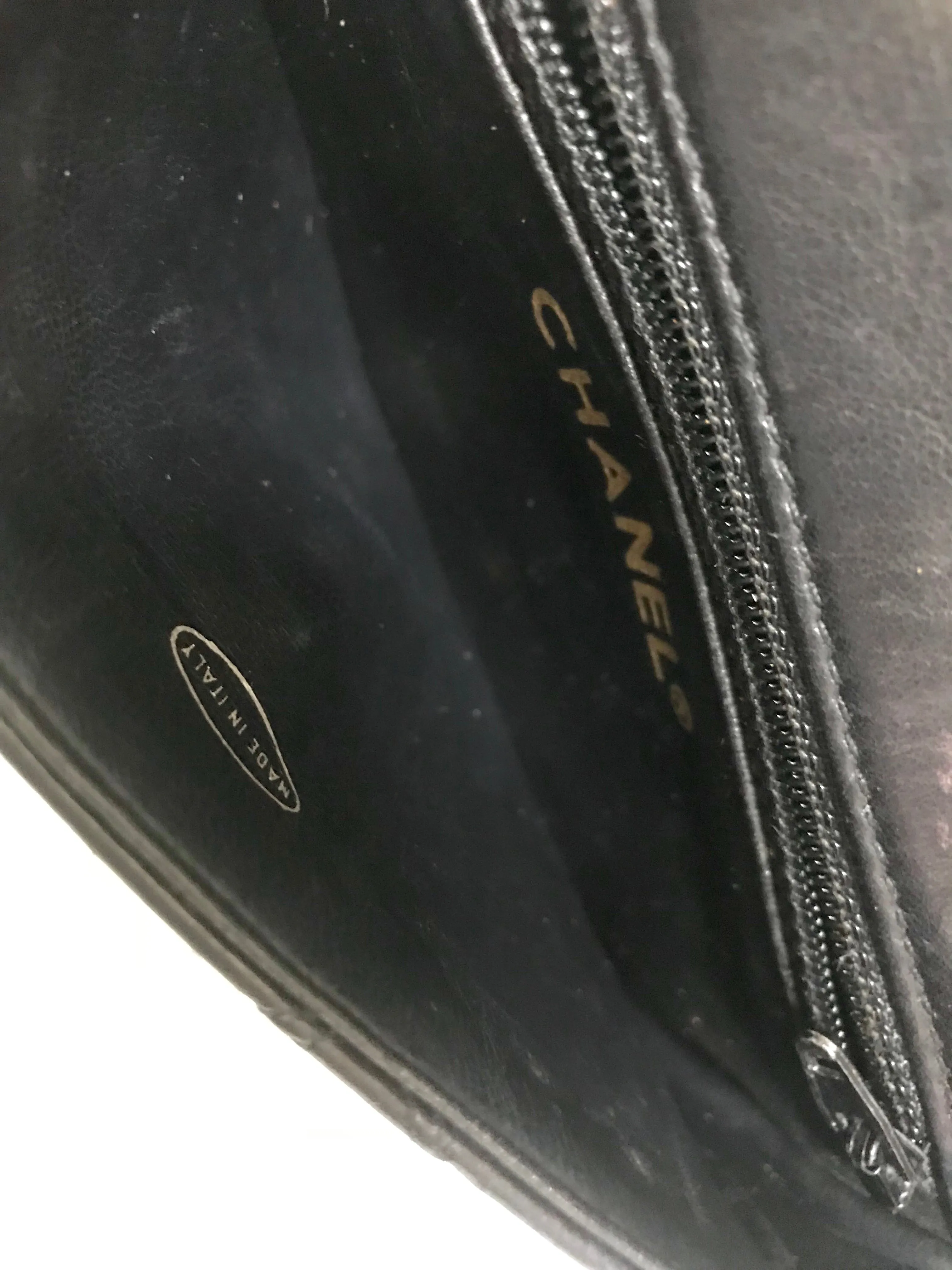 Vintage CHANEL black leather waist purse, fanny pack with golden chain belt and CC closure hock. 60-67cm, 23.5"-26.3" Goatskin.