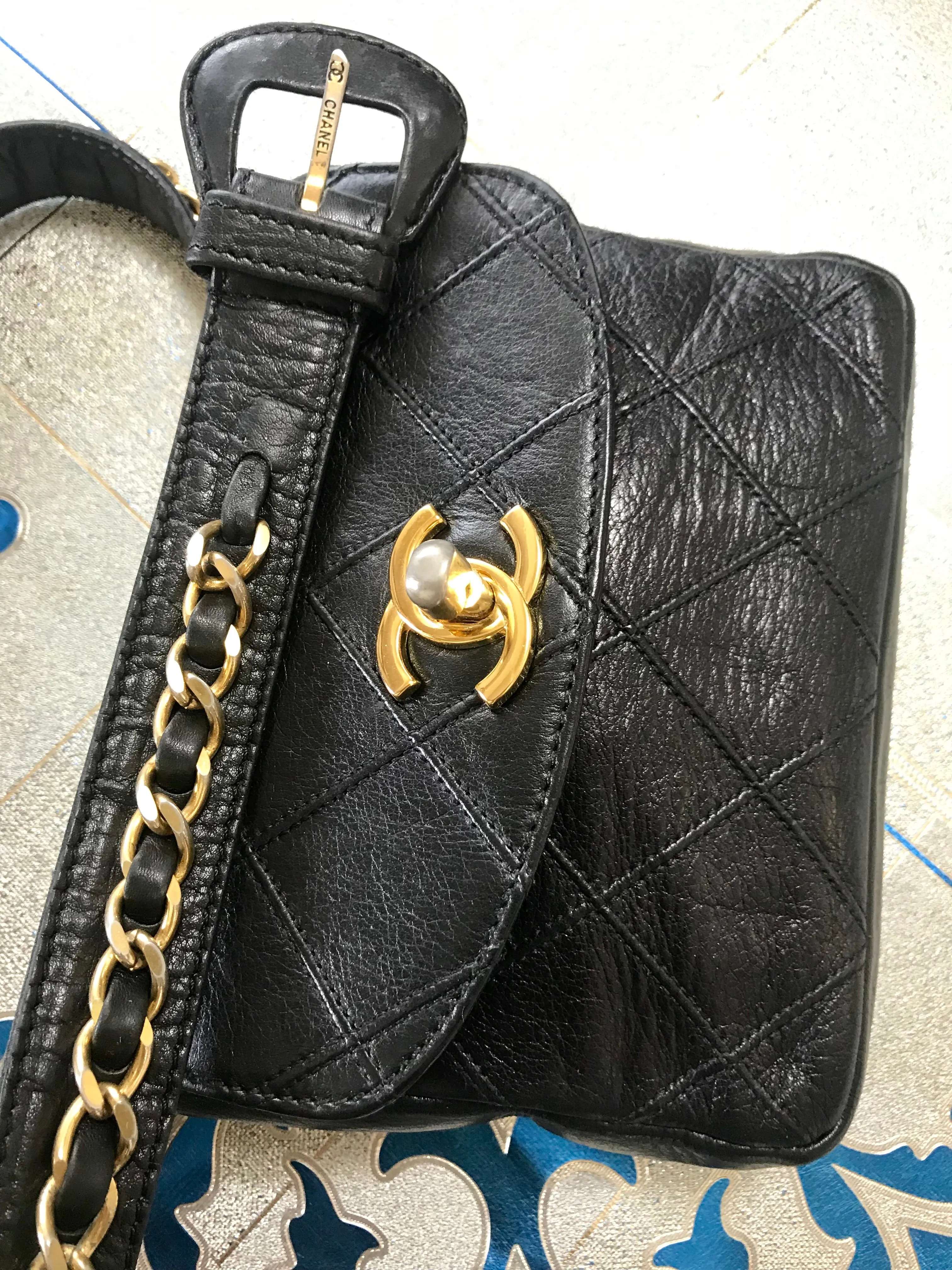 Vintage CHANEL black leather waist purse, fanny pack with golden chain belt and CC closure hock. 60-67cm, 23.5"-26.3" Goatskin.