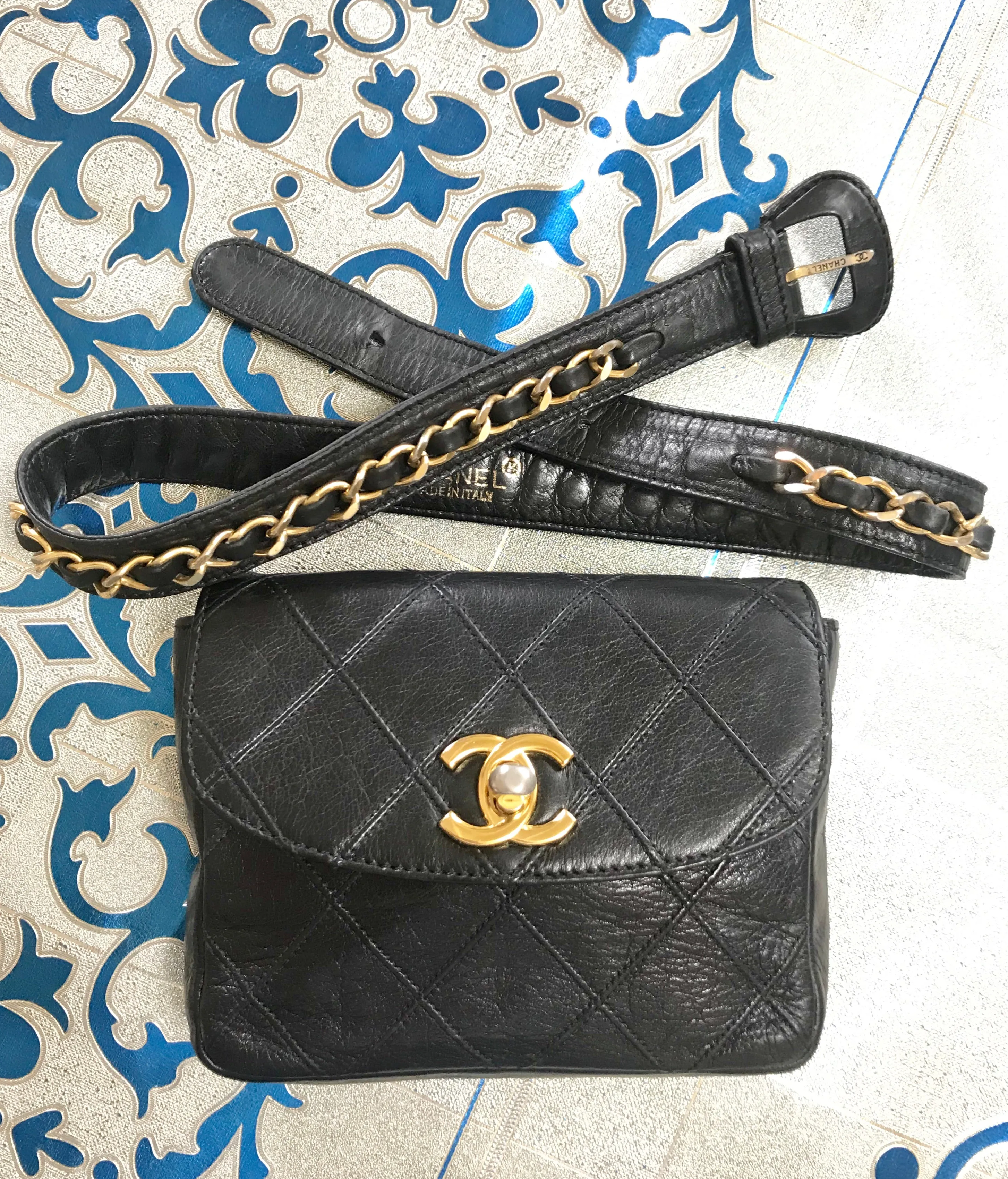 Vintage CHANEL black leather waist purse, fanny pack with golden chain belt and CC closure hock. 60-67cm, 23.5"-26.3" Goatskin.