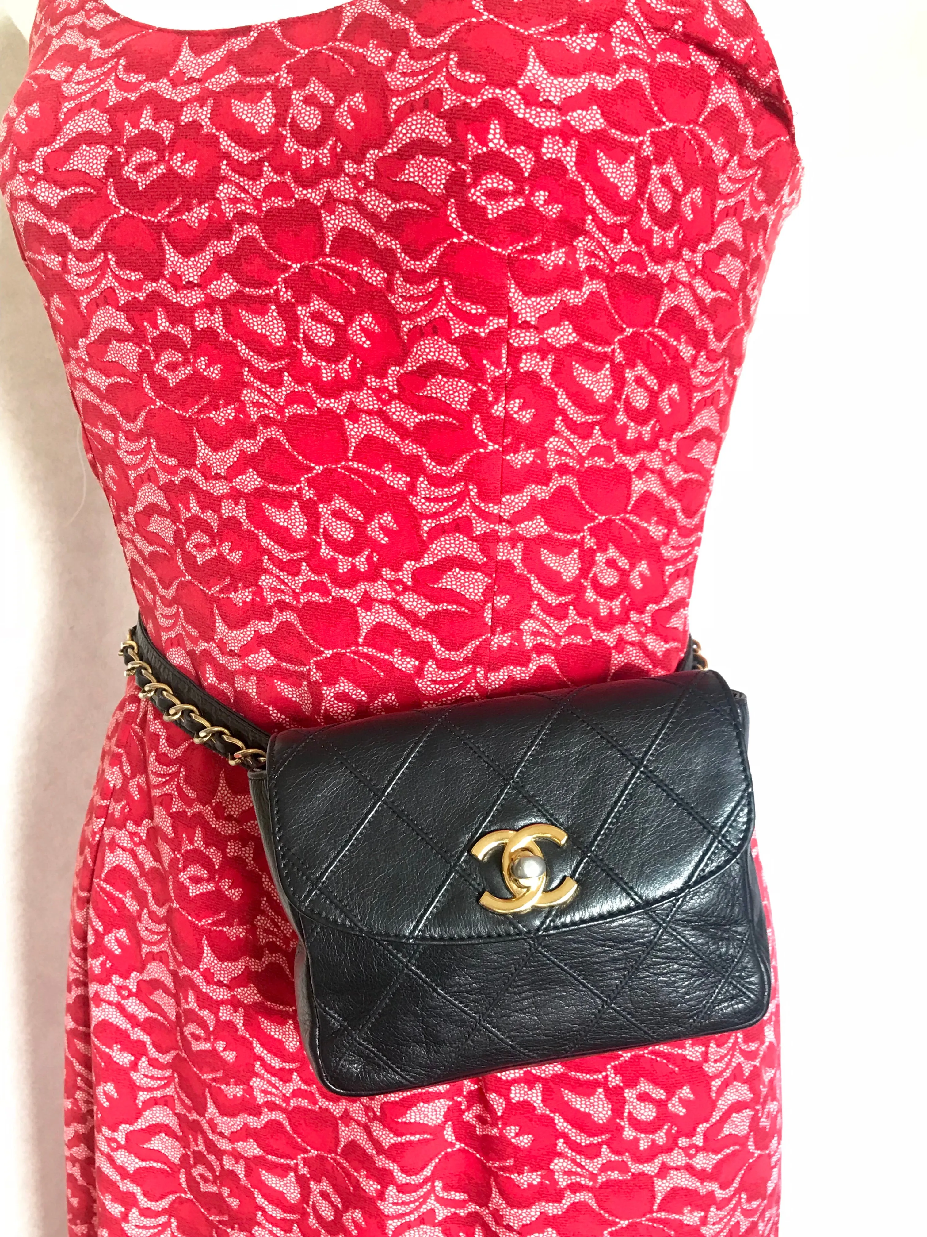 Vintage CHANEL black leather waist purse, fanny pack with golden chain belt and CC closure hock. 60-67cm, 23.5"-26.3" Goatskin.