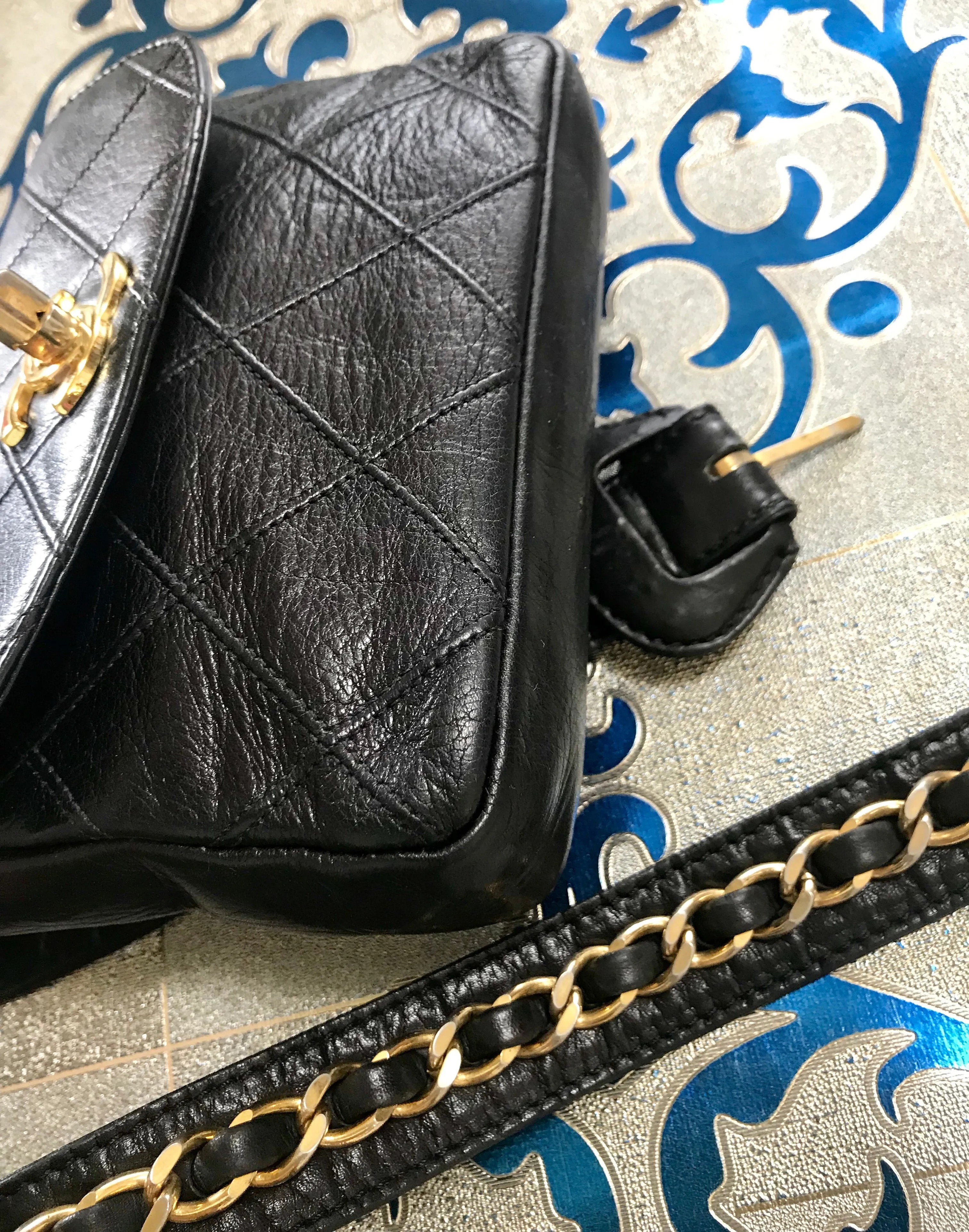 Vintage CHANEL black leather waist purse, fanny pack with golden chain belt and CC closure hock. 60-67cm, 23.5"-26.3" Goatskin.