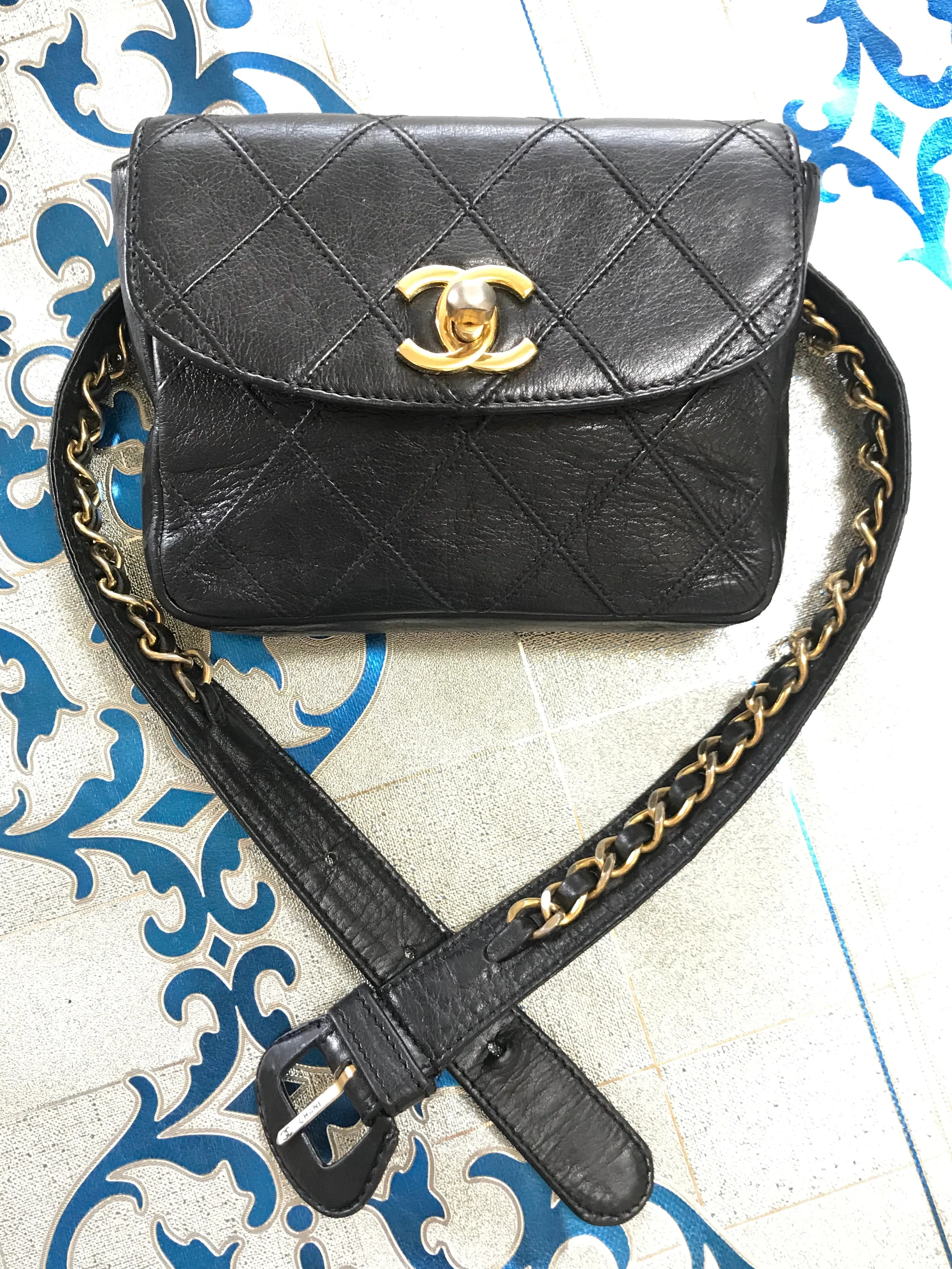 Vintage CHANEL black leather waist purse, fanny pack with golden chain belt and CC closure hock. 60-67cm, 23.5"-26.3" Goatskin.