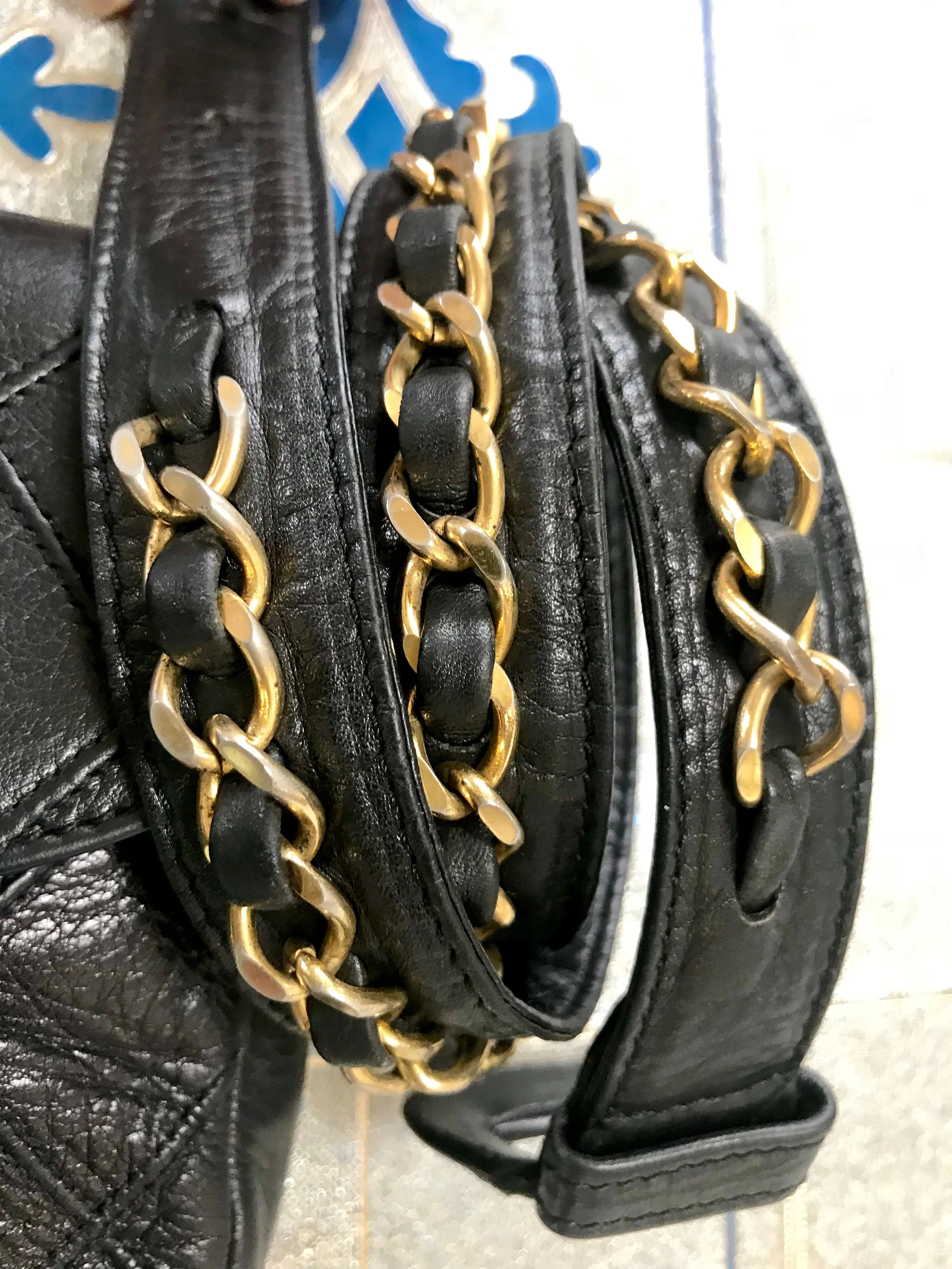 Vintage CHANEL black leather waist purse, fanny pack with golden chain belt and CC closure hock. 60-67cm, 23.5"-26.3" Goatskin.
