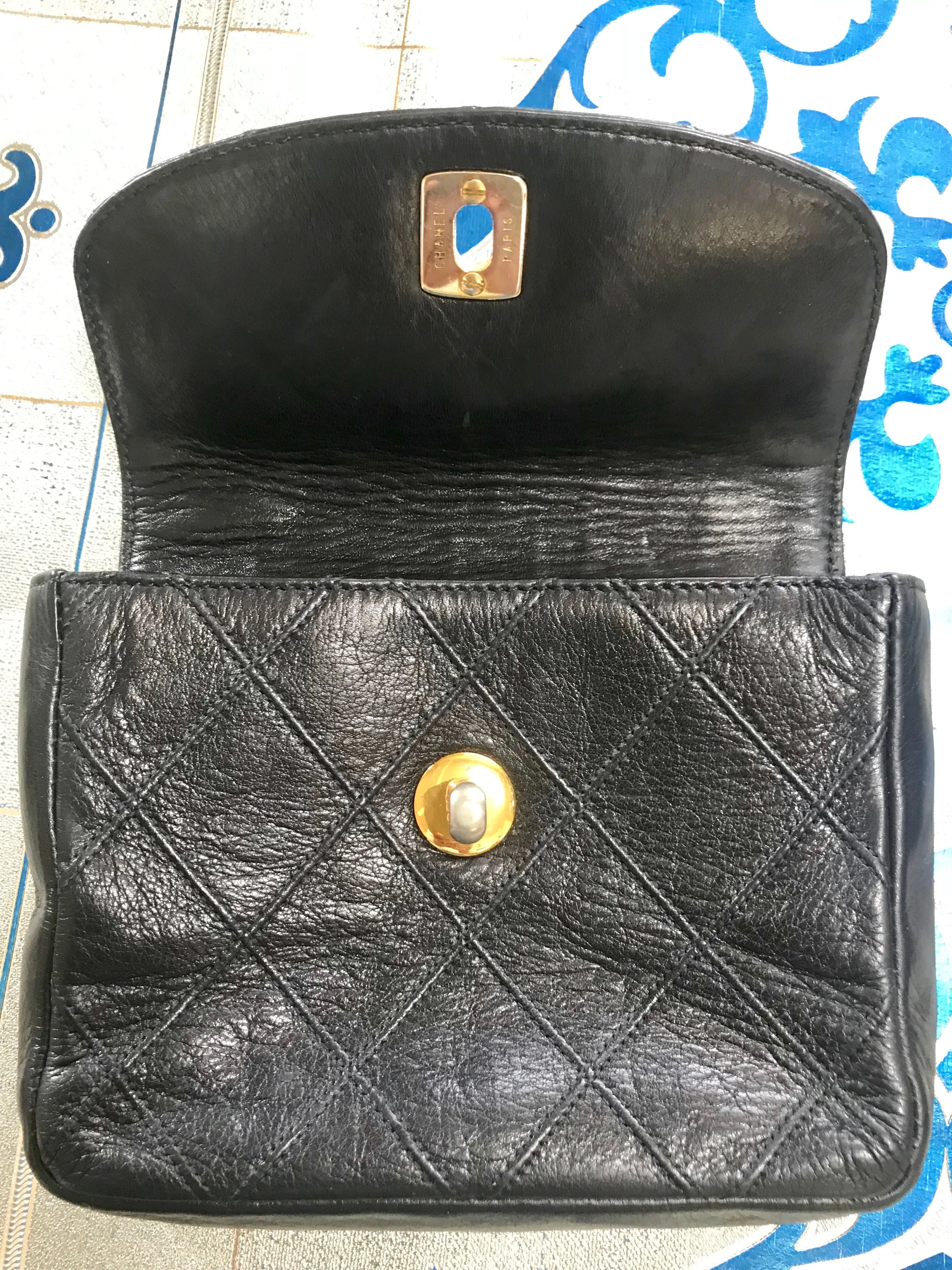 Vintage CHANEL black leather waist purse, fanny pack with golden chain belt and CC closure hock. 60-67cm, 23.5"-26.3" Goatskin.