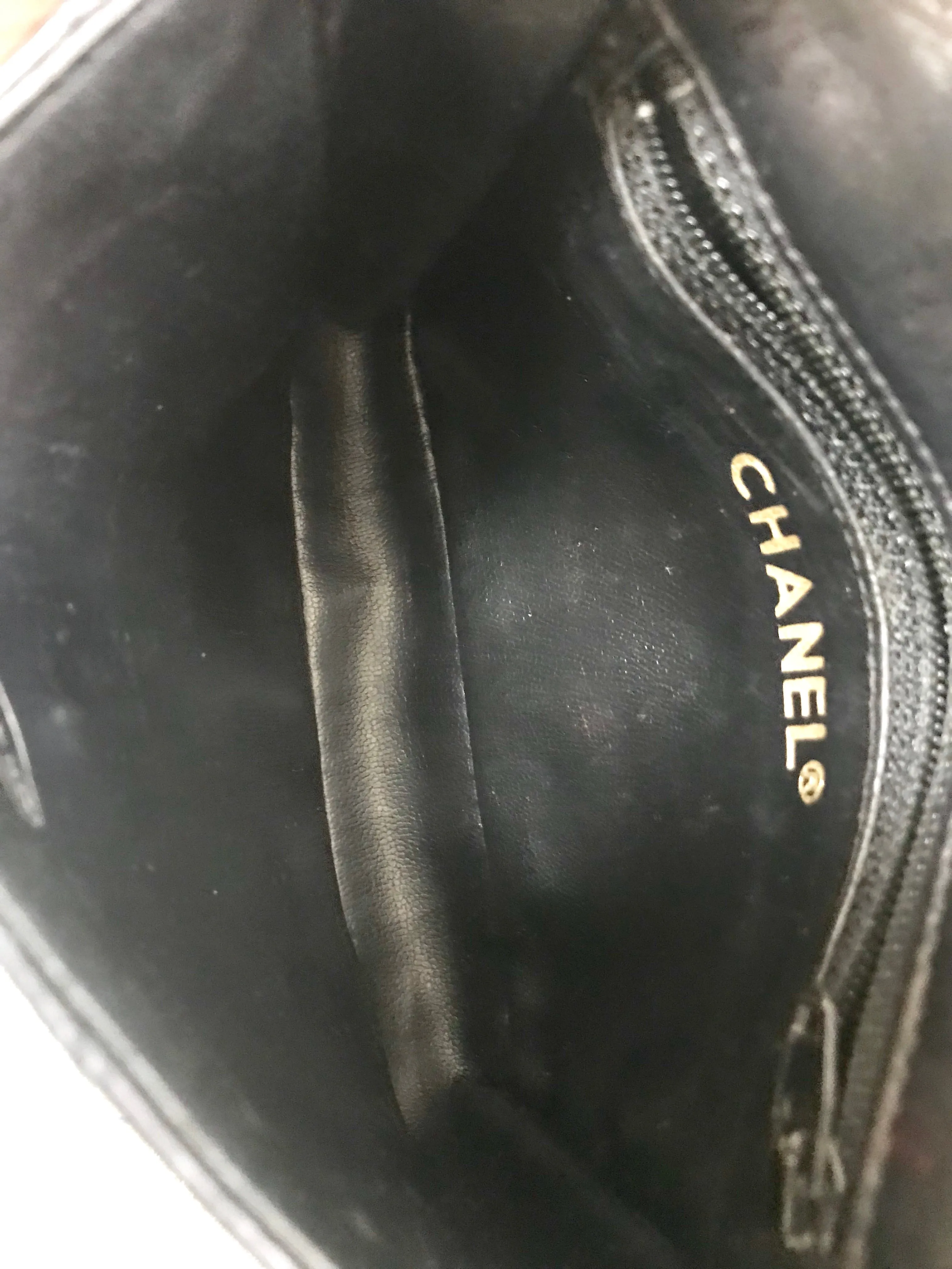 Vintage CHANEL black leather waist purse, fanny pack with golden chain belt and CC closure hock. 60-67cm, 23.5"-26.3" Goatskin.