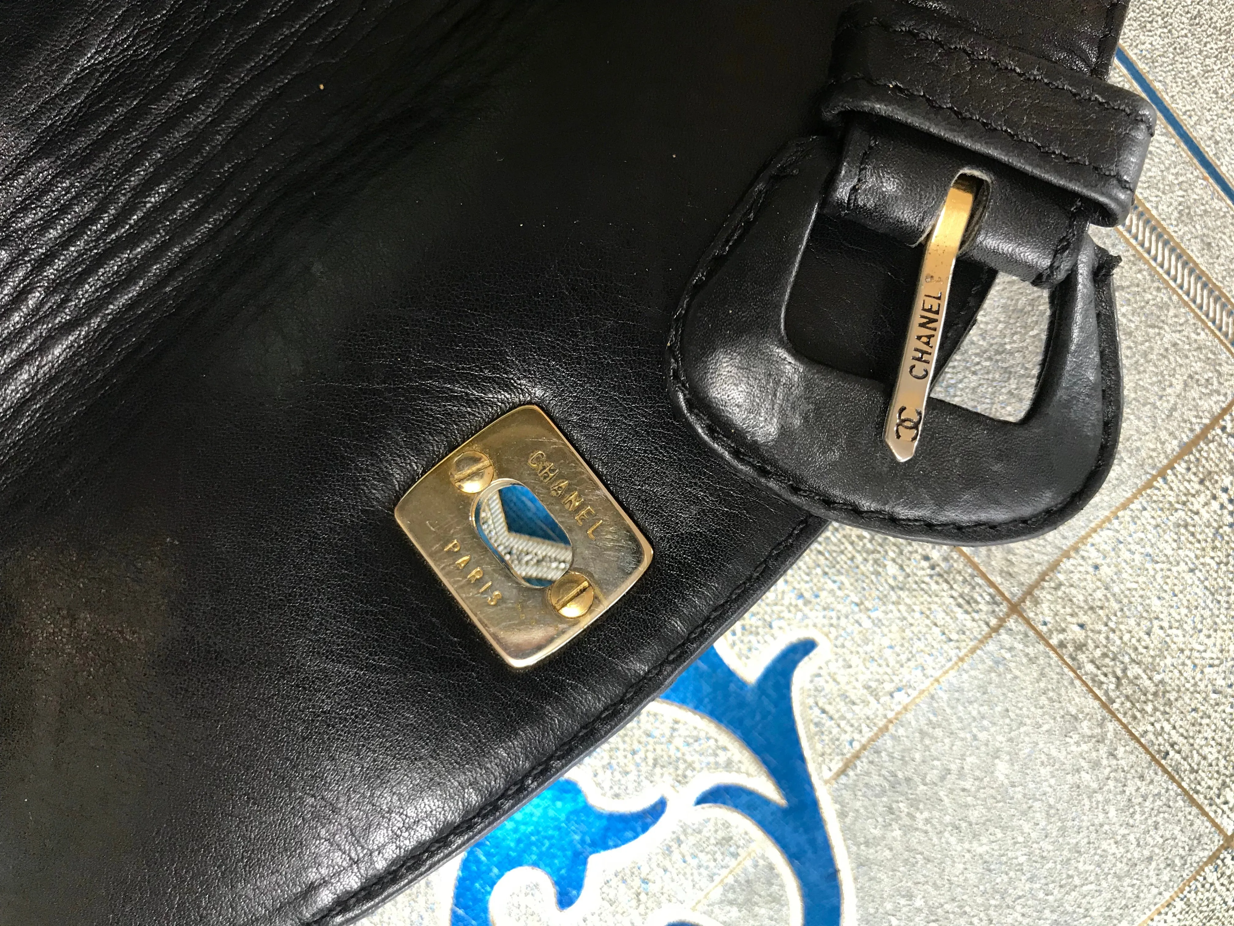 Vintage CHANEL black leather waist purse, fanny pack with golden chain belt and CC closure hock. 60-67cm, 23.5"-26.3" Goatskin.