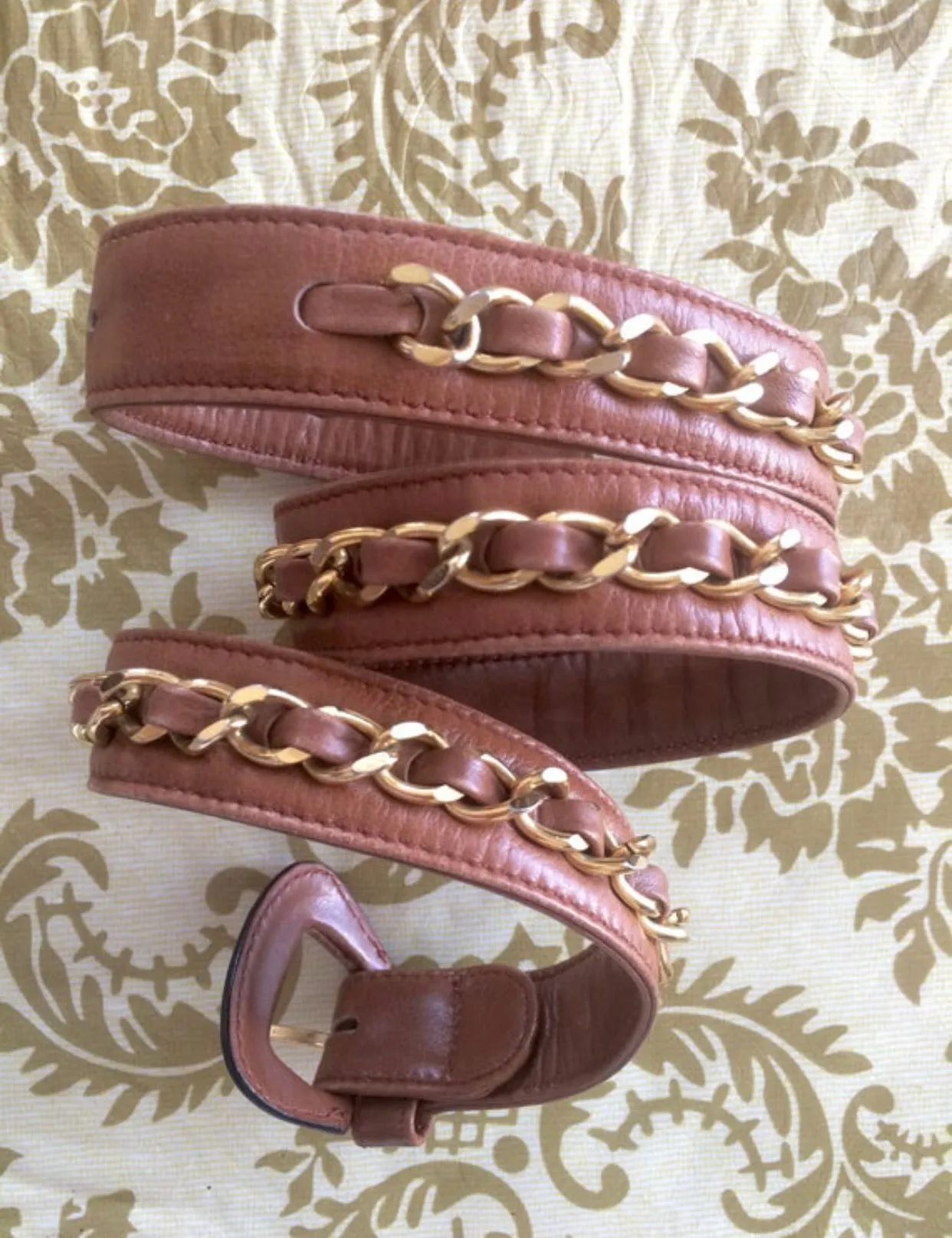 Vintage CHANEL brown leather belt with gold tone chains. Must-have belt from CHANEL. size 68.5~75, 27", 28", 29", 29.5”. 050320r4