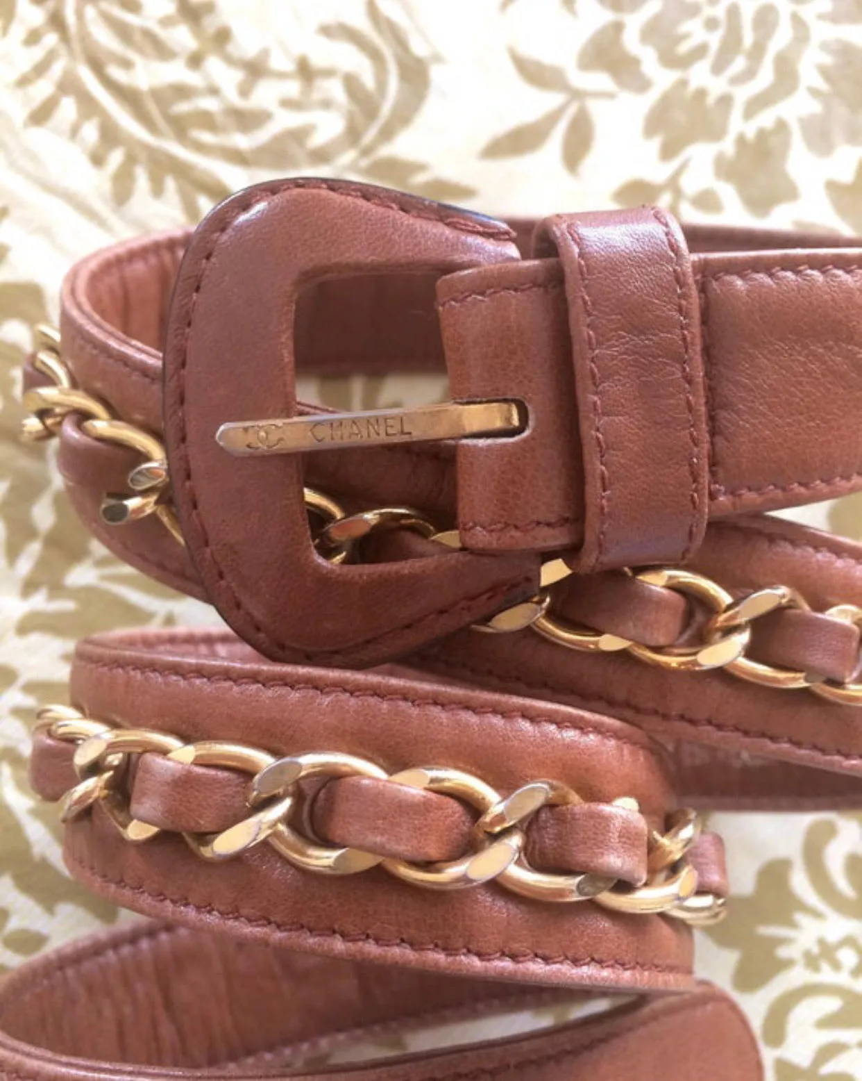 Vintage CHANEL brown leather belt with gold tone chains. Must-have belt from CHANEL. size 68.5~75, 27", 28", 29", 29.5”. 050320r4