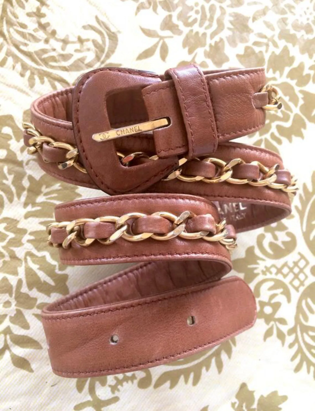 Vintage CHANEL brown leather belt with gold tone chains. Must-have belt from CHANEL. size 68.5~75, 27", 28", 29", 29.5”. 050320r4