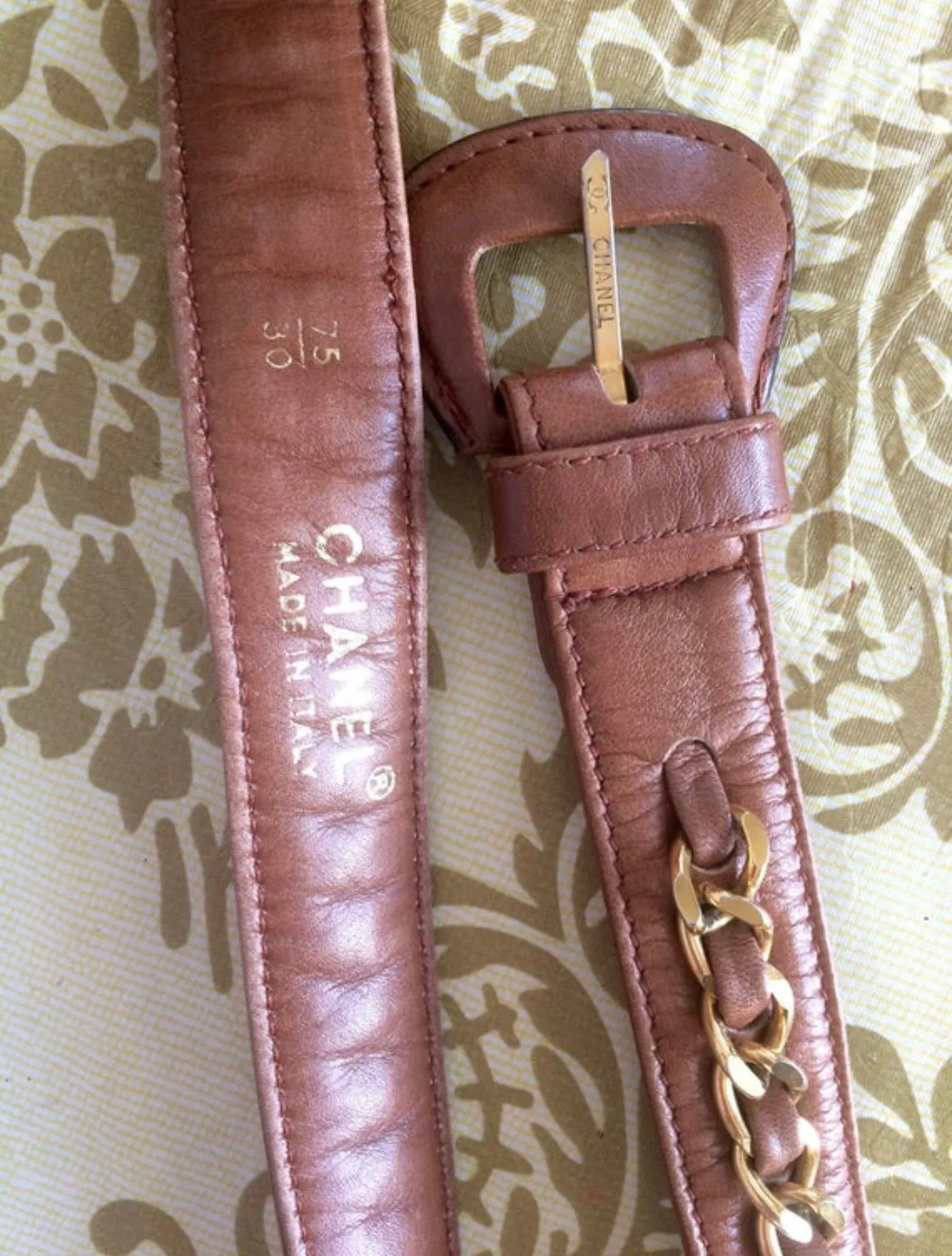 Vintage CHANEL brown leather belt with gold tone chains. Must-have belt from CHANEL. size 68.5~75, 27", 28", 29", 29.5”. 050320r4