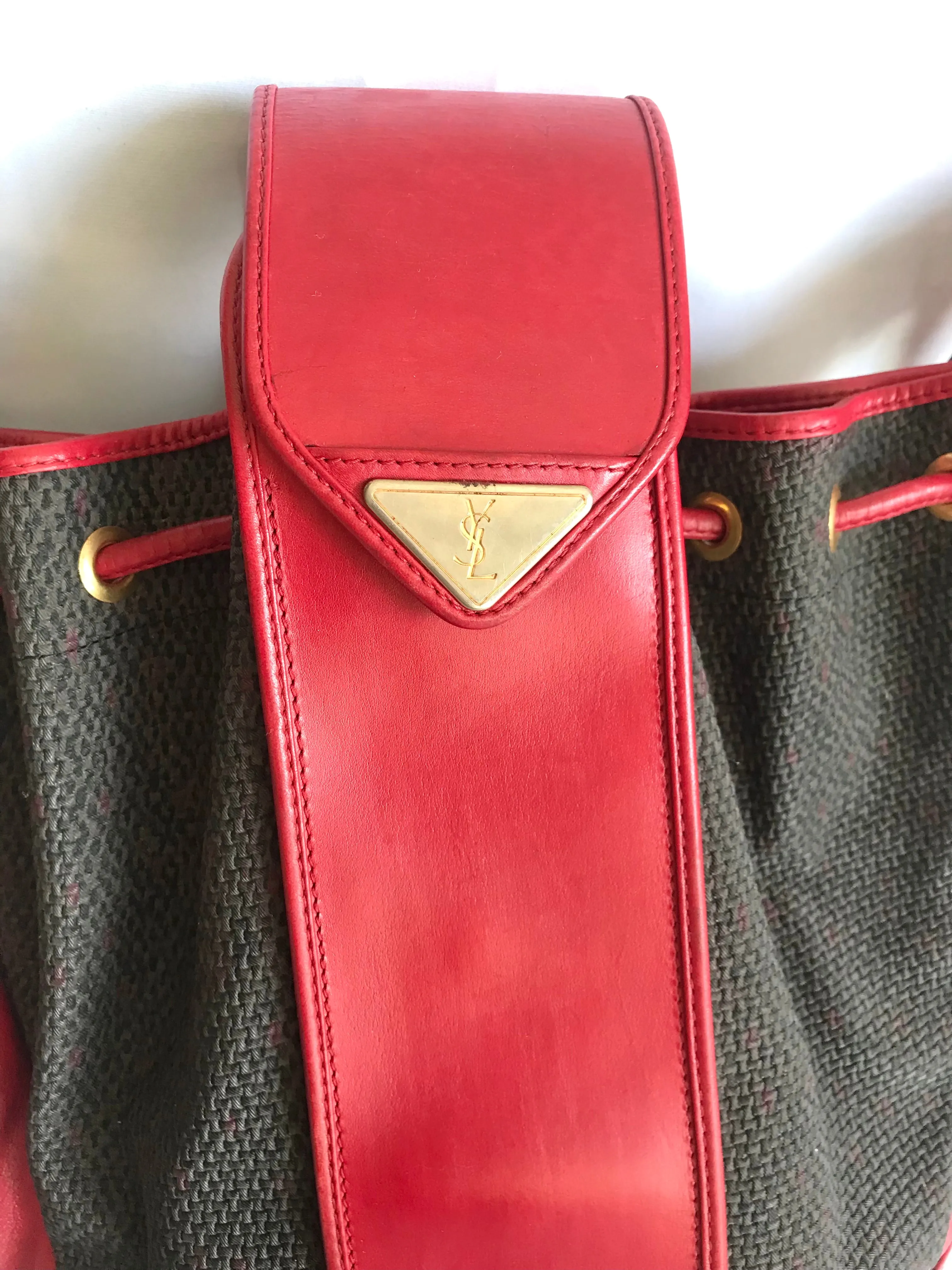 Vintage Yves Saint Laurent  red and grey hobo bucket shoulder bag with leather trimmings and golden logo plate. YSL classic purse. 050323re6
