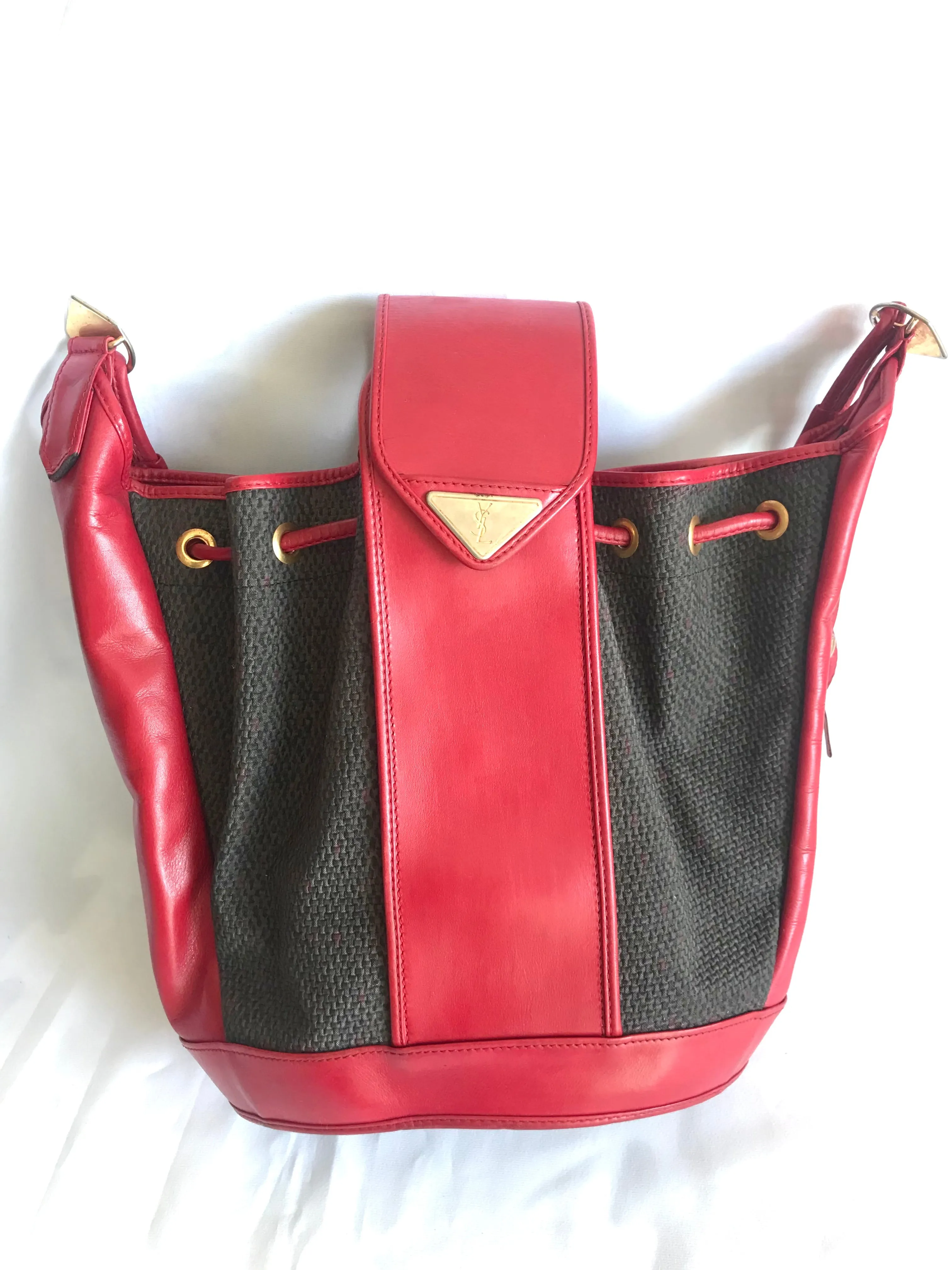 Vintage Yves Saint Laurent  red and grey hobo bucket shoulder bag with leather trimmings and golden logo plate. YSL classic purse. 050323re6