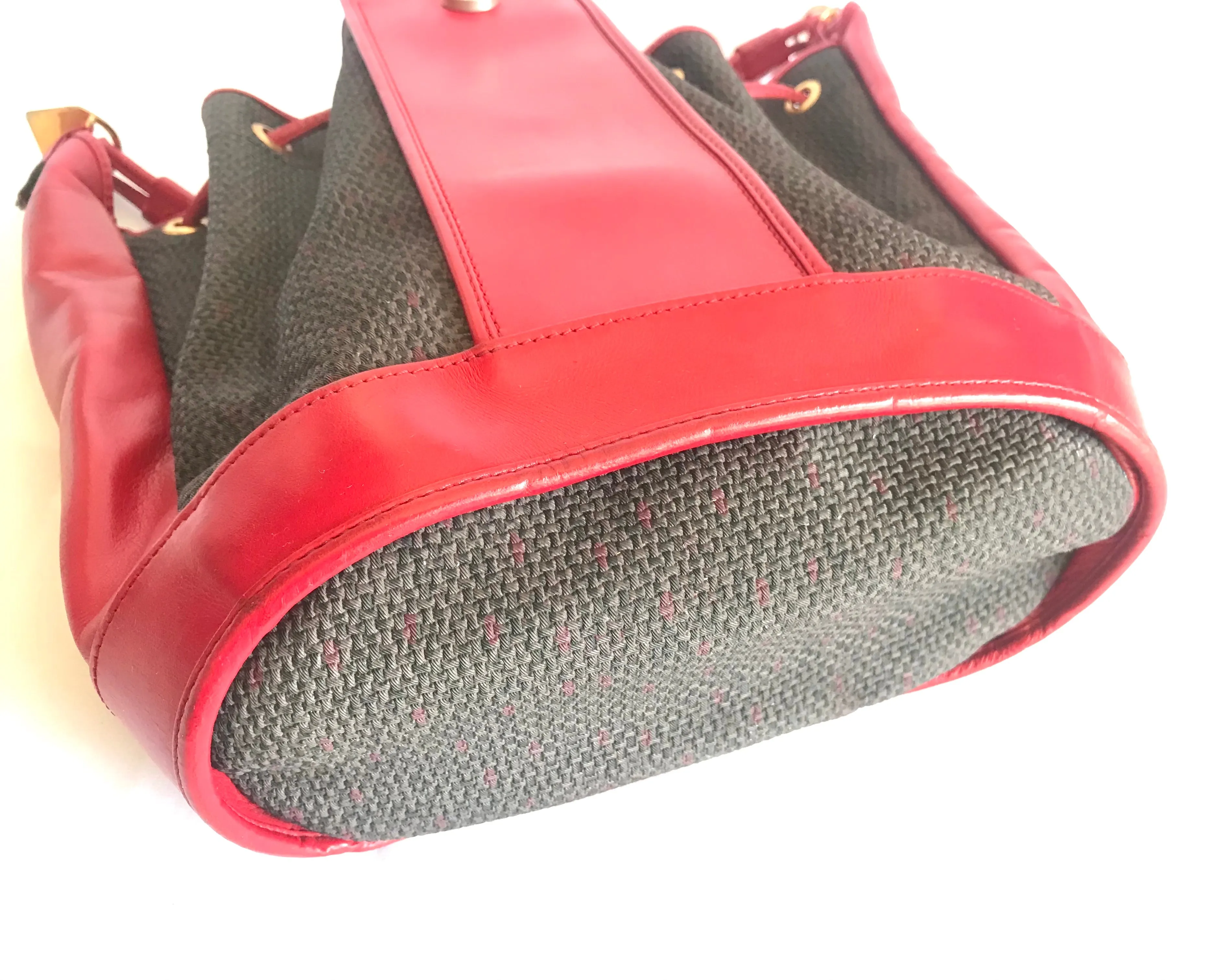Vintage Yves Saint Laurent  red and grey hobo bucket shoulder bag with leather trimmings and golden logo plate. YSL classic purse. 050323re6